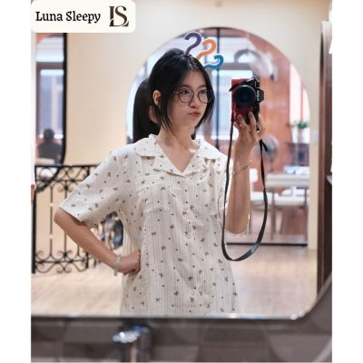 Tạo dáng chụp ảnh với pijama và cà phê