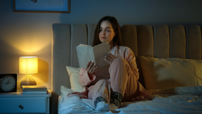 Đọc sách trước khi ngủ cùng pijama