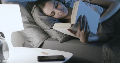 Đọc sách trước khi ngủ giảm