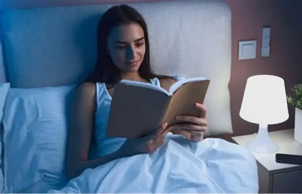 Đọc sách trước khi ngủ tại phòng